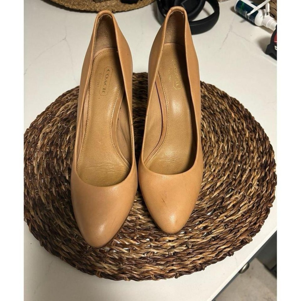 Coach tan heels size 8.5 - Picture 1 of 7